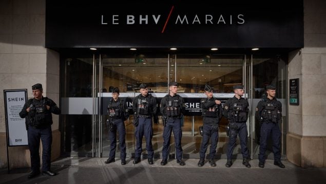 La policía francesa guarda el escaparate de la prima tienda de Shein. (Getty Images)