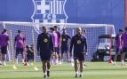 Hansi Flick y su ayudante, en un entrenamiento del FC Barcelona. (Europa Press)