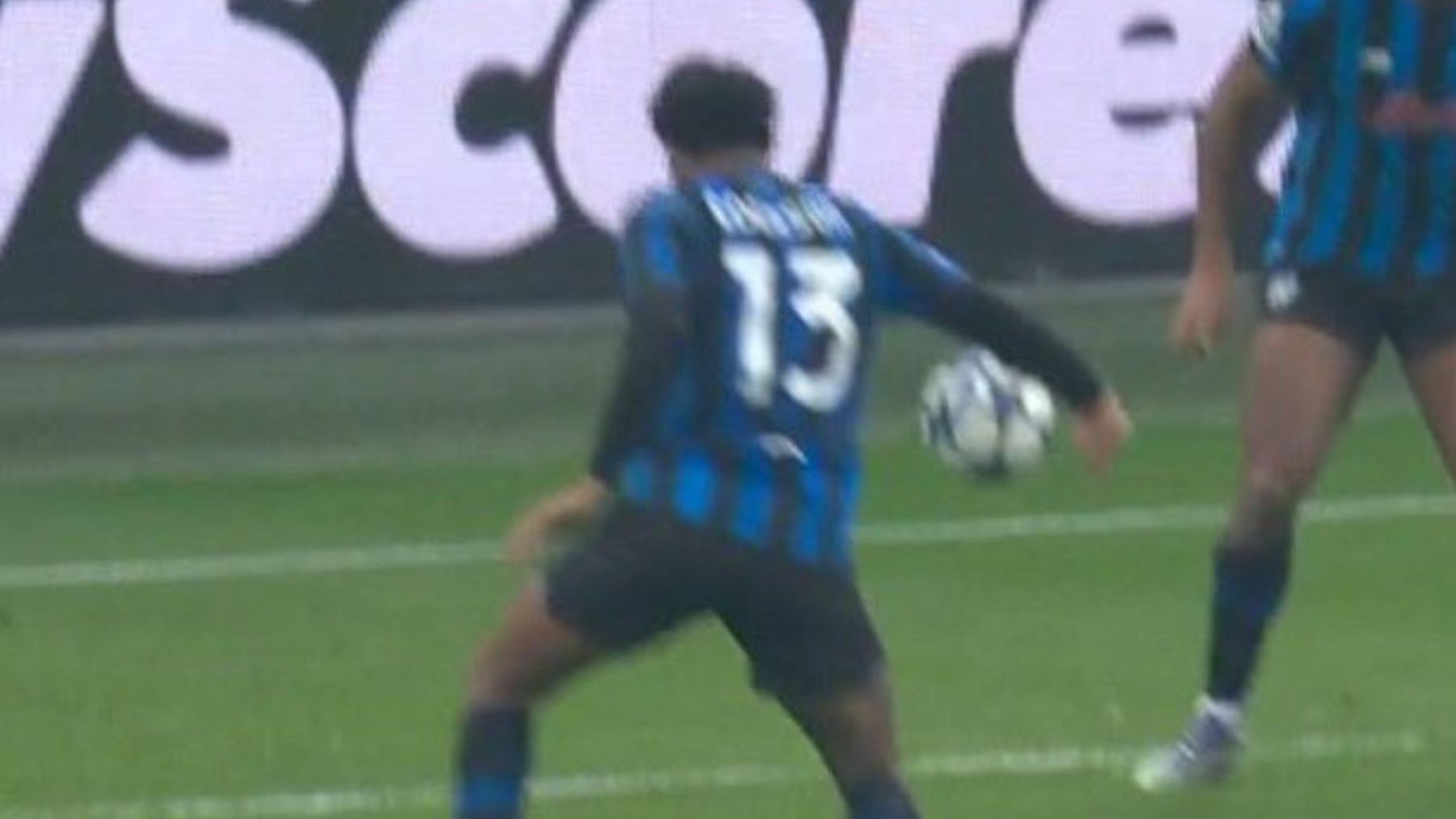 Mano de Ederson en su área previa al gol del Atalanta que no se señaló. (Movistar)