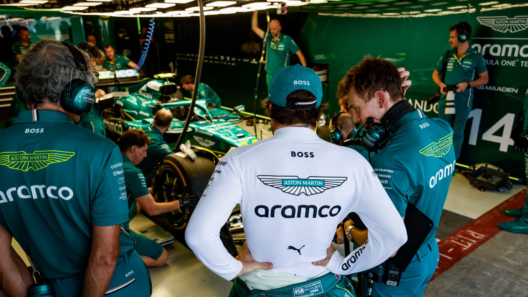 Fernando Alonso en el garaje de Aston Martin en el GP de México. (EP)