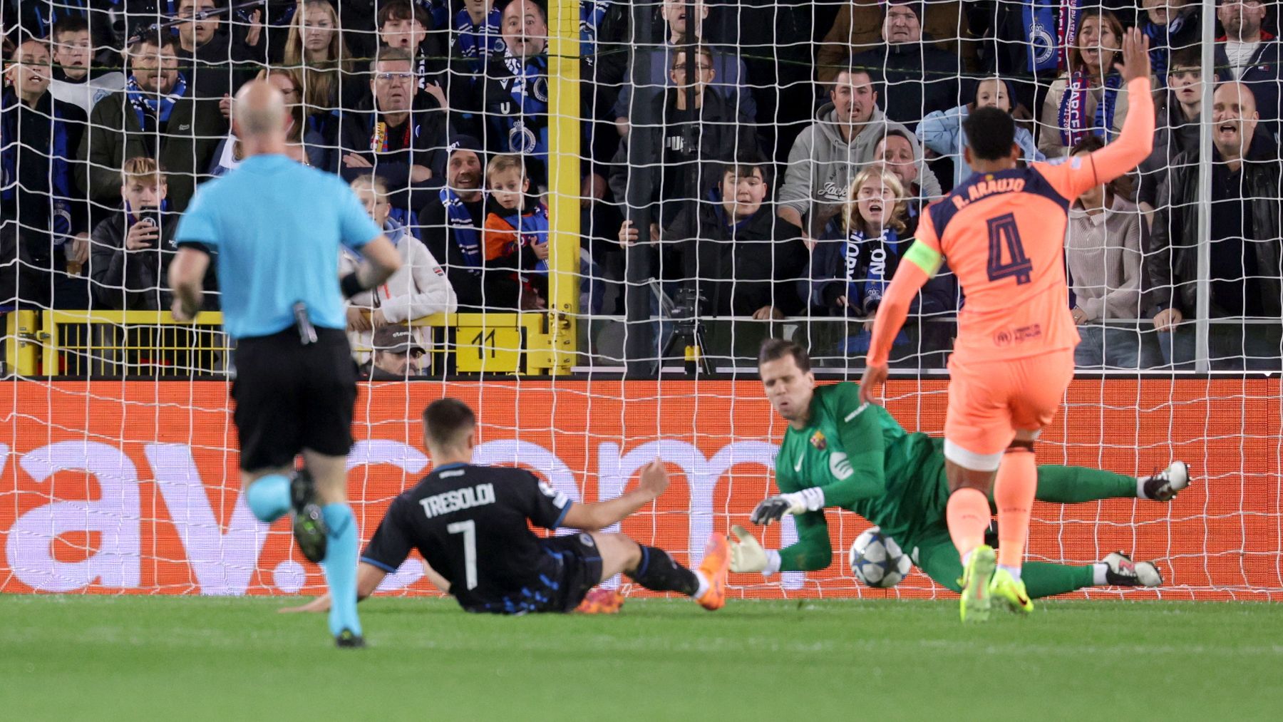 Gol del Brujas contra el Barcelona. (EFE)