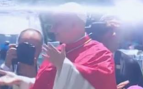 El Papa hace el gesto 