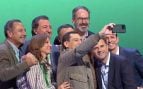 Juanma Moreno se fotografía con altos cargos del PP-A en su XVII congreso.