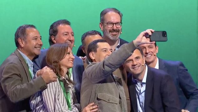 Juanma Moreno se fotografía con altos cargos del PP-A en su XVII congreso.