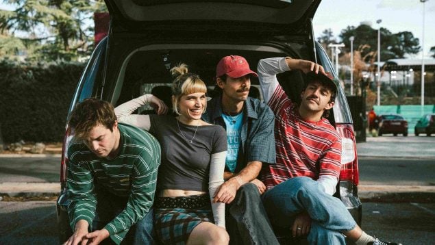 Niños Bravos vuelve con “Día de verano”, una oda pop al amor efímero pero eterno