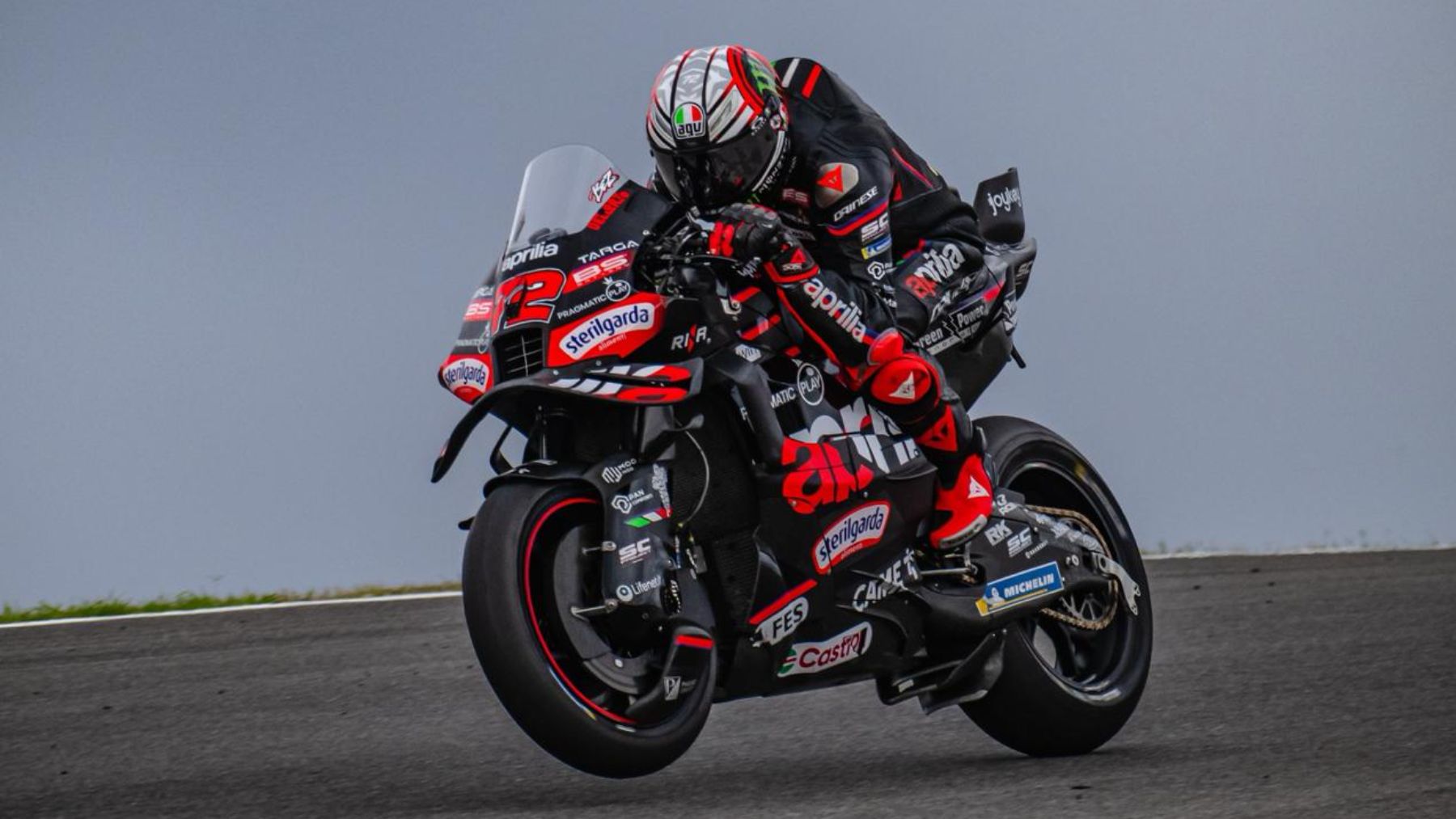 Bezzecchi se lleva la pole en Portimao tras una caída de Álex Márquez