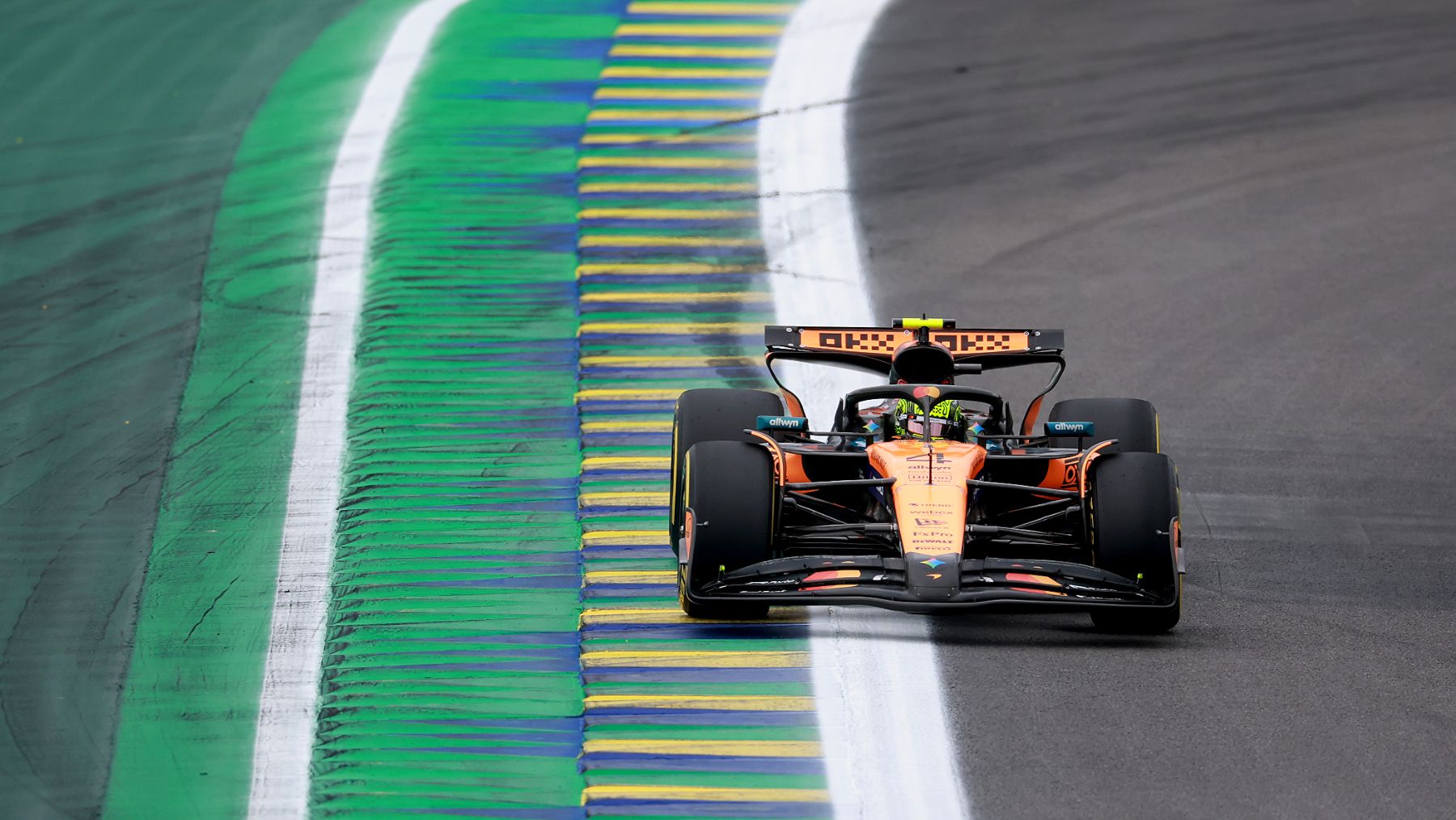 Norris aprovecha la pifia de Piastri y da un paso más hacia el Mundial con Alonso sexto en Brasil