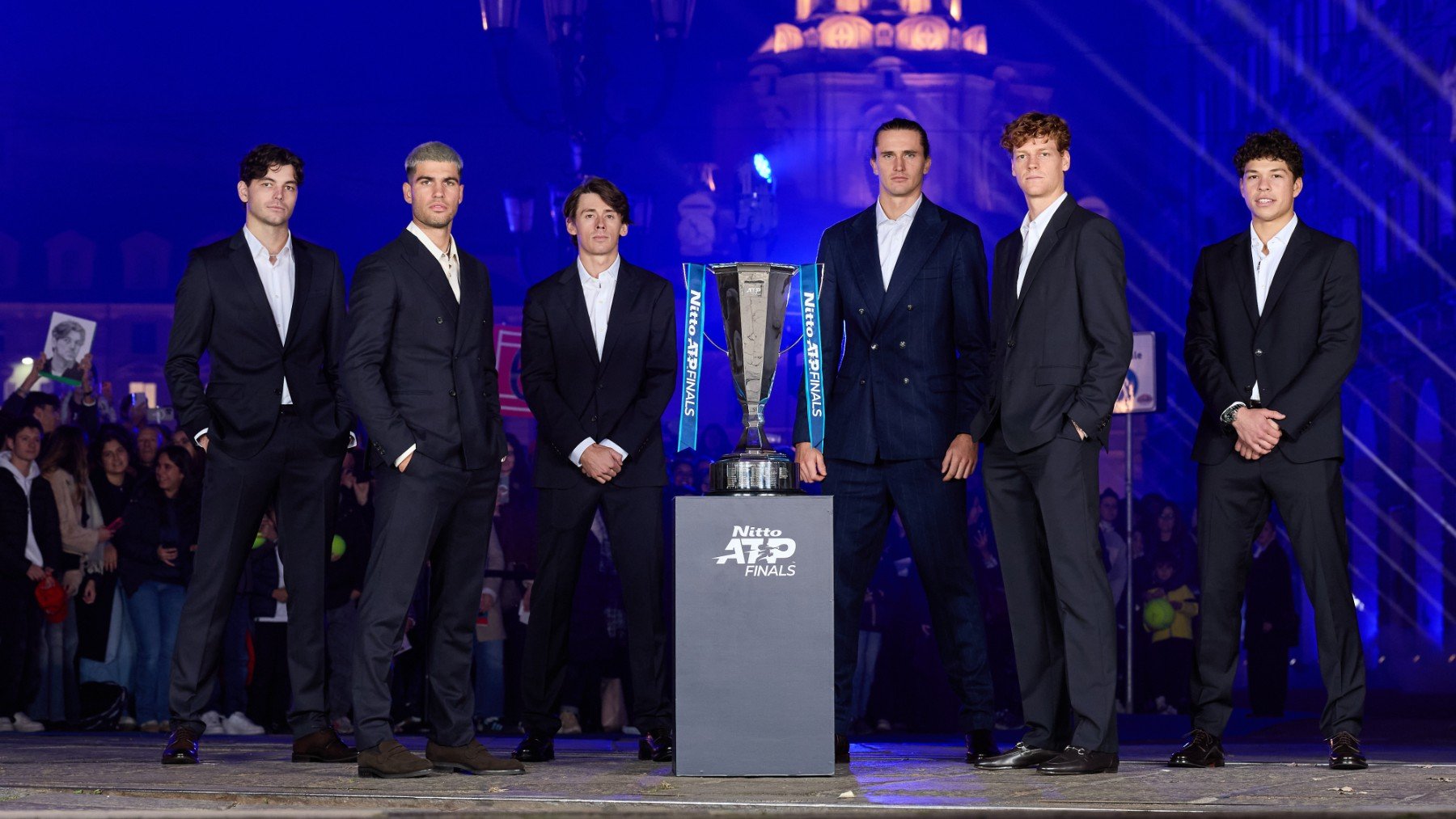 Los tenistas posan junto al trofeo de las ATP Finals. (Getty)