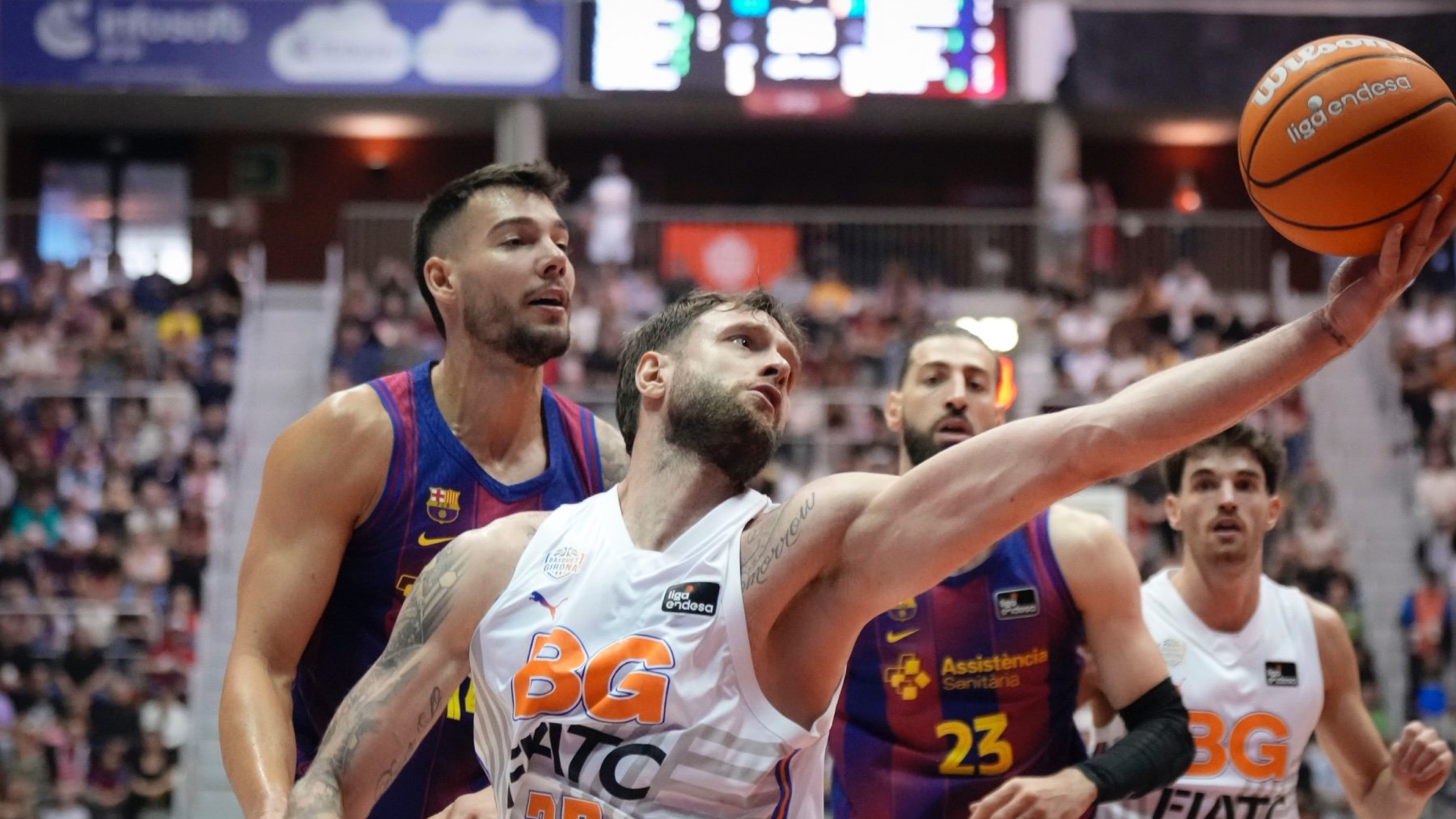 Un momento del partido entre Girona y Barcelona. (EFE)