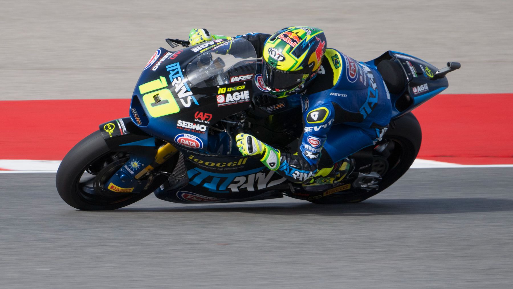 Diogo Moreira reina en Portimao y roza el título de Moto2