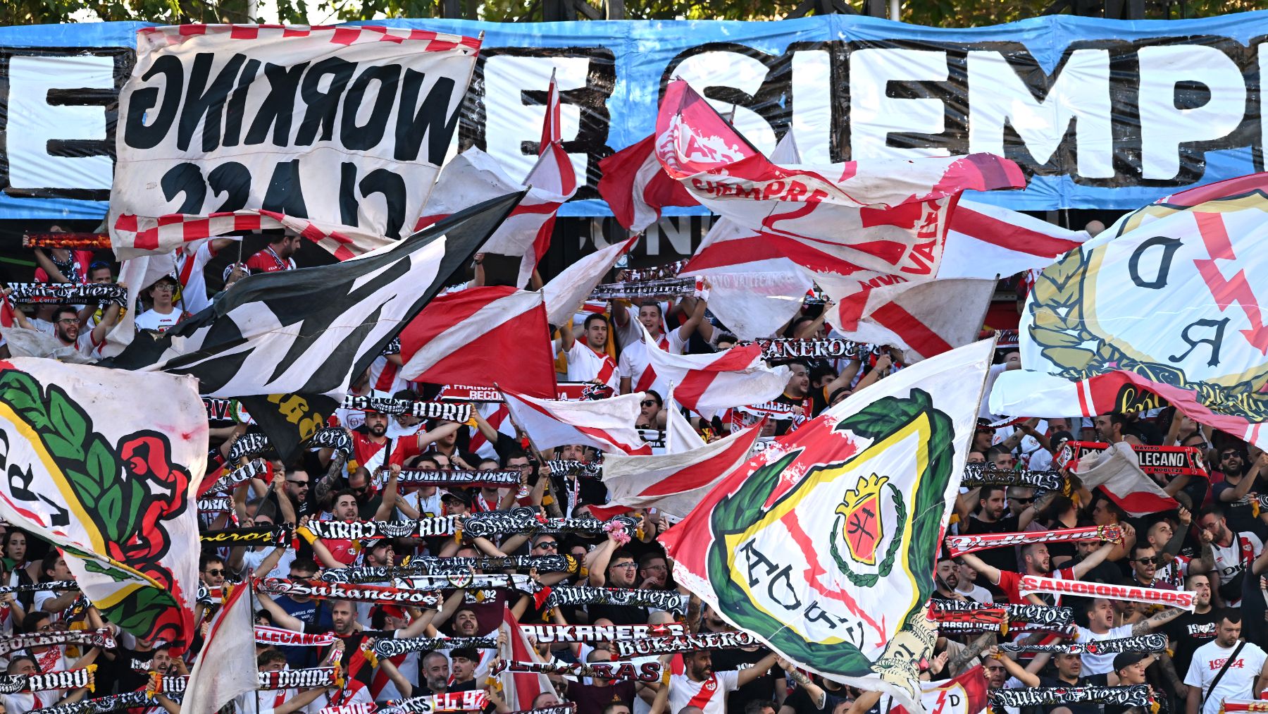Afición del Rayo Vallecano en el Estadio de Vallecas. (Getty)