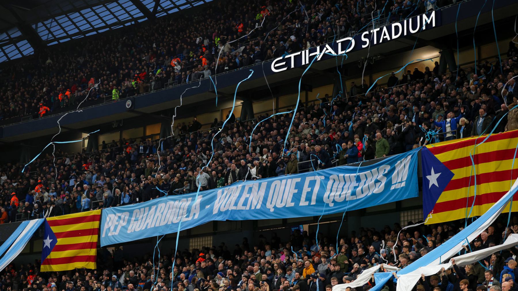 La pancarta en el campo del City. (Getty) (1)