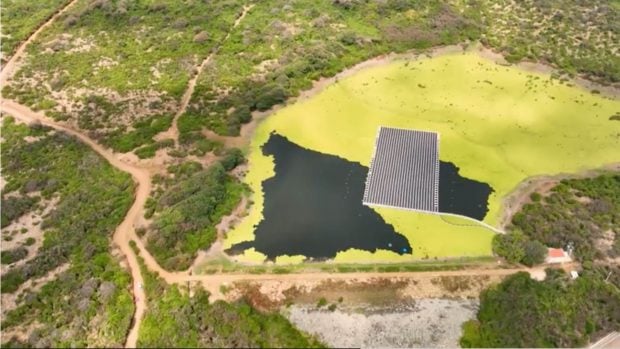 Paneles solares flotantes en la isla de Fernando de Noronha
