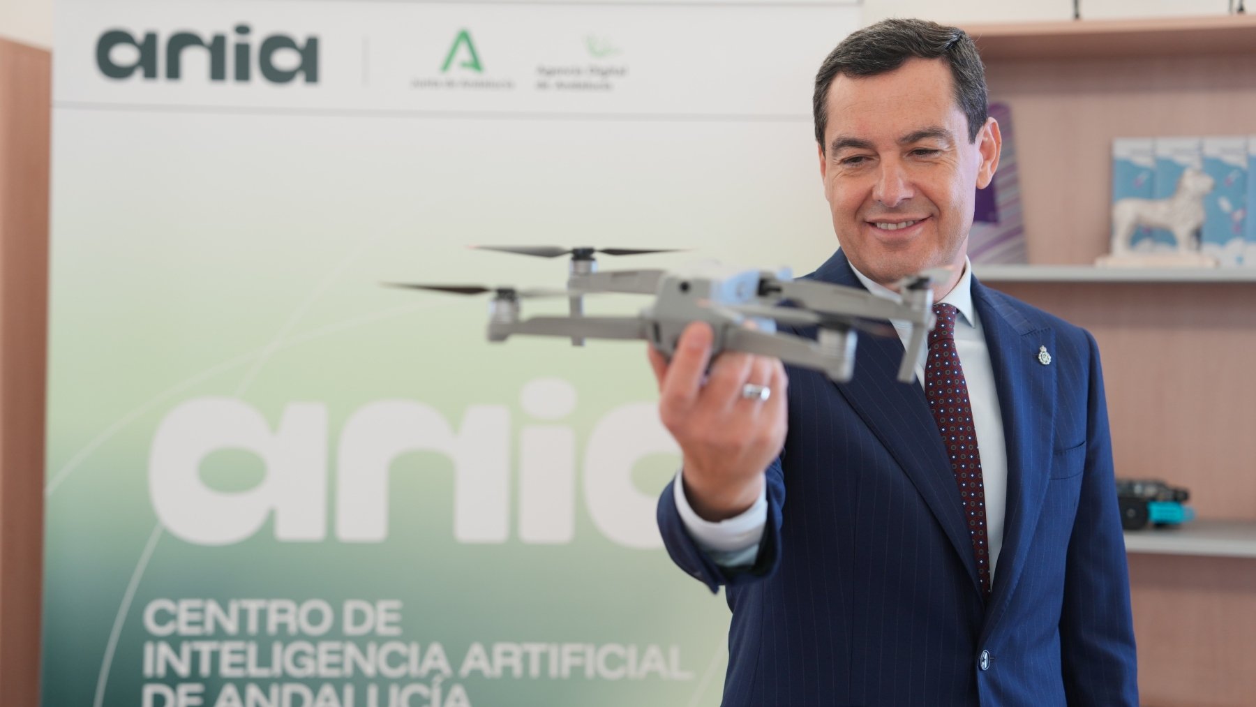 Juanma Moreno, en las instalaciones del Centro de Inteligencia Artifical de Andalucía. (Junta)