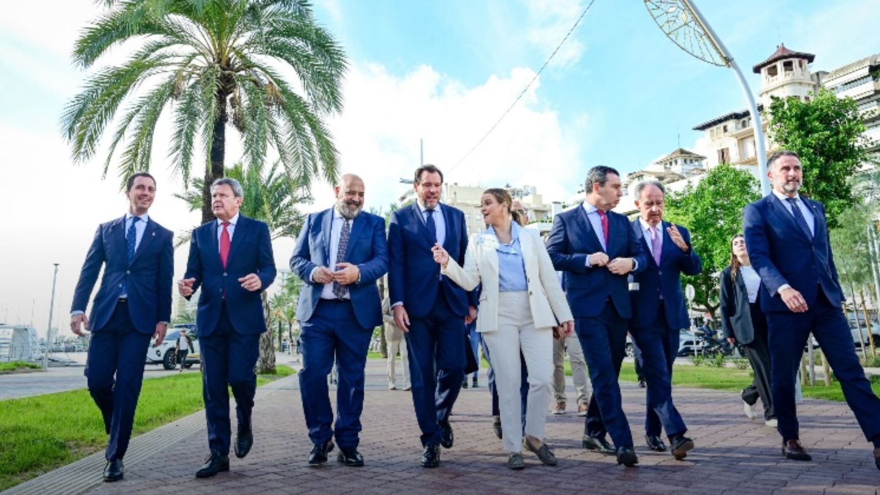 Un paseo por Palma ablanda a Puente: sí a nuevos convenios de carreteras y ferroviario con Baleares