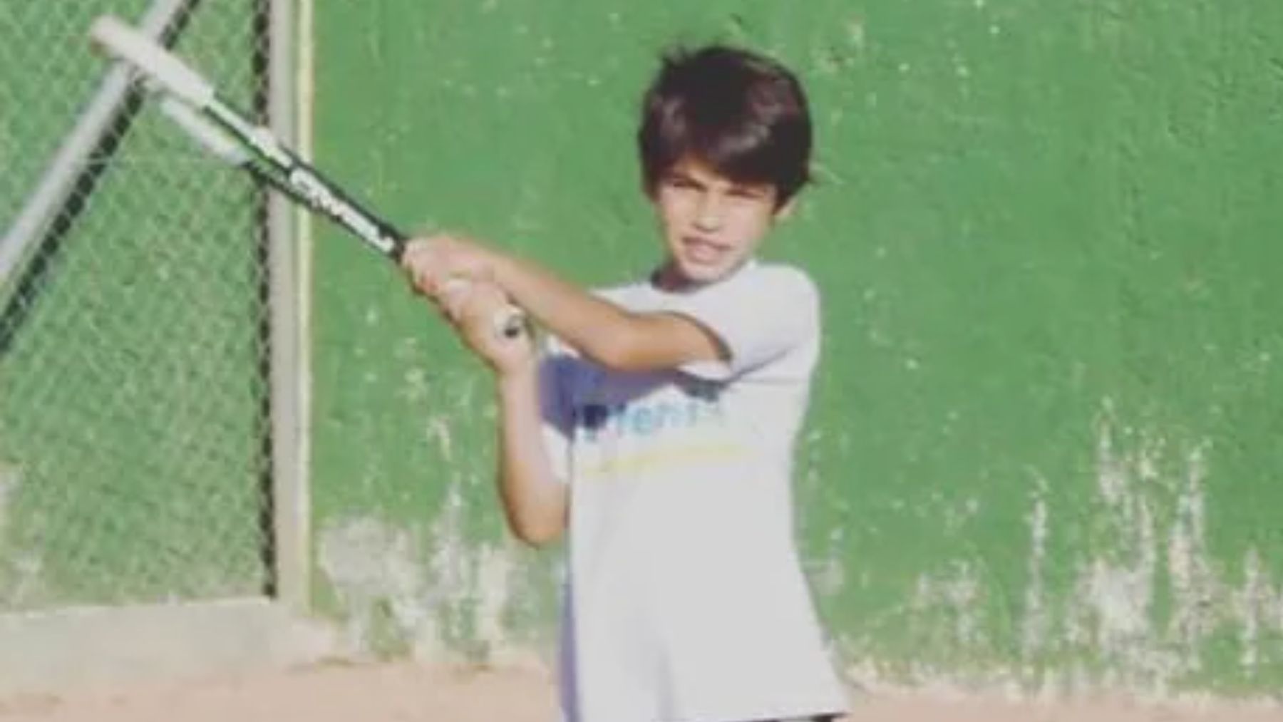 Alcaraz de niño jugando al tenis.