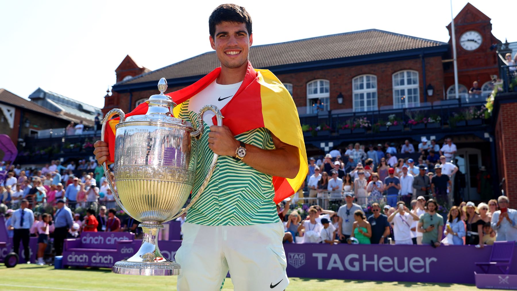 Alcaraz celebra Queen’s con la bandera de España. (Getty)