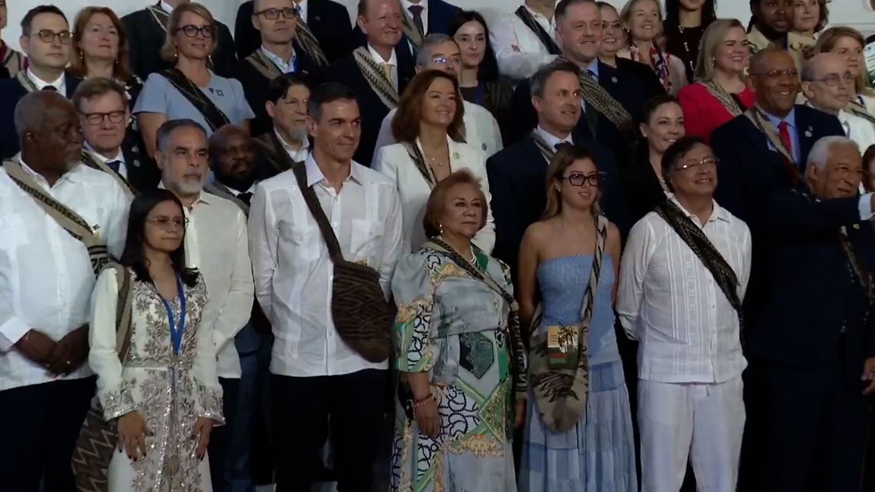 Sánchez otra vez protagonista, como con las gafas: «Veo que ha llamado mucho la atención mi guayabera»