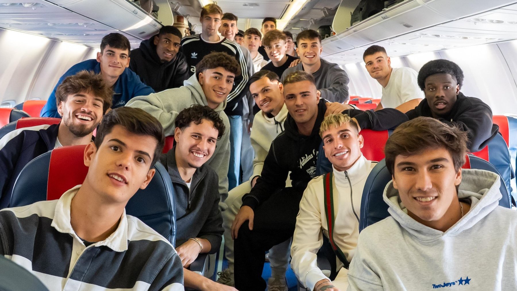 Virgili, en el centro, con los jugadores de la sub21.