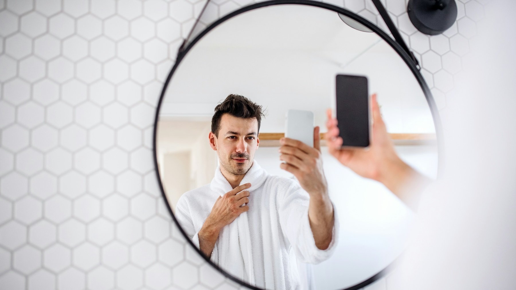 Cuando el baño deja de ser privado o el fenómeno del selfie frente al espejo