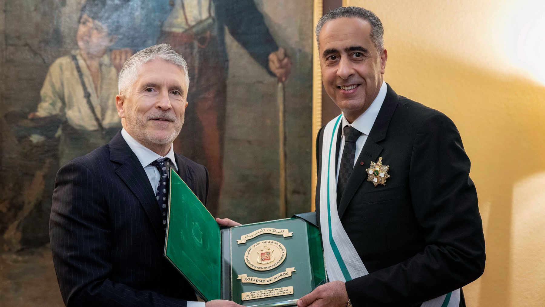 Marlaska entrega la máxima condecoración de la Guardia Civil a un jefe de la seguridad de Marruecos