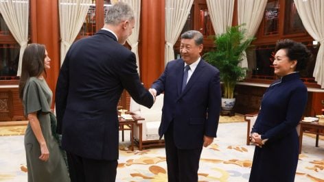 Los Reyes, Xi Jinping y su esposa antes de la cena privada en Pekín. (Casa del Rey)