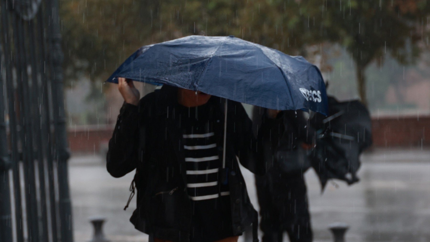 Un hombre se protege de la lluvia. (Europa Press)
