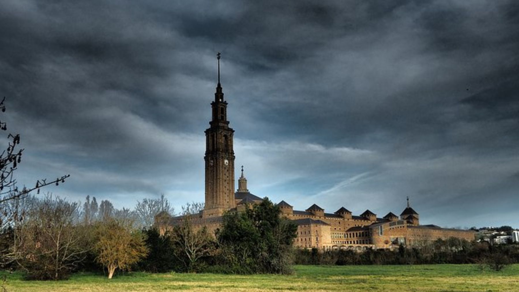 Universidad Laboral de Gijón. Foto: Wikimedia Commons / Victorcamblorprieto / CC. BY SA 4.0