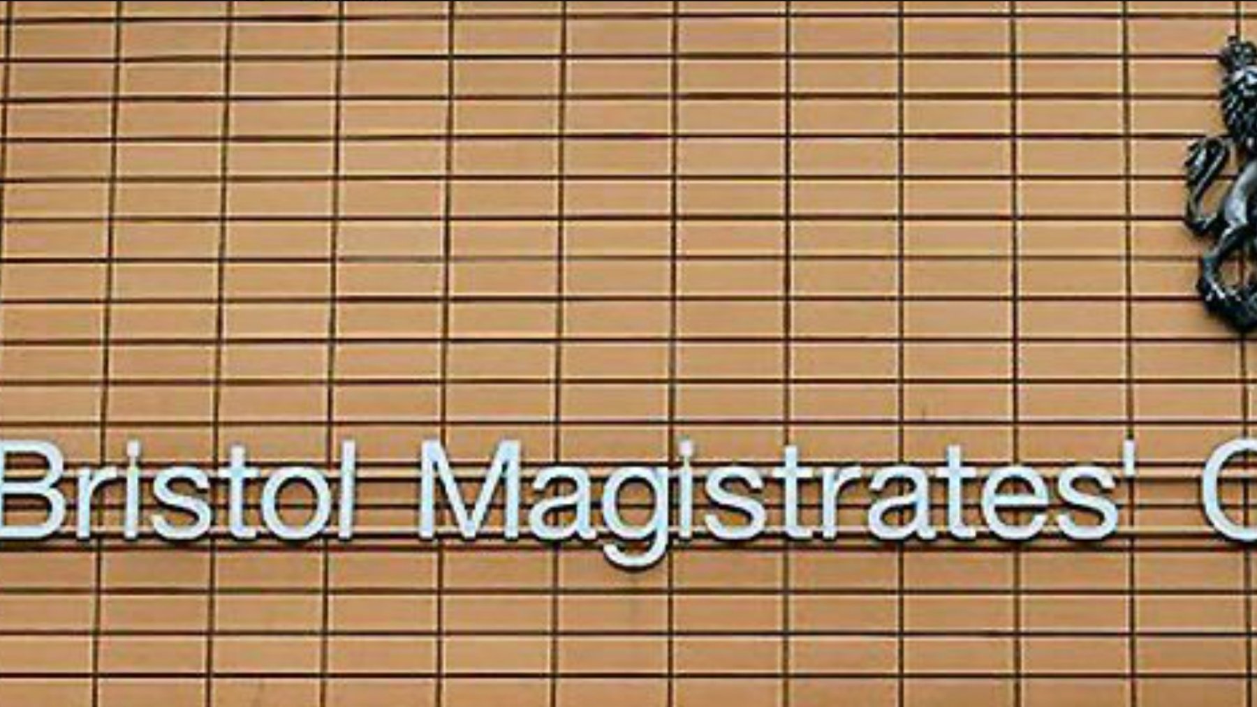 Siete hombres acusados de más de 40 delitos sexuales contra 11 adolescentes en Bristol (Reino Unido)