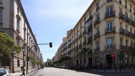 Calle Bárbara de Braganza desde la plaza de las Salesas.