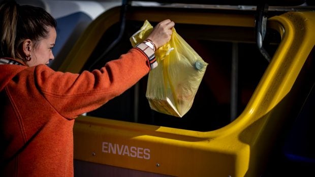 Contenedor amarillo reciclaje de envases