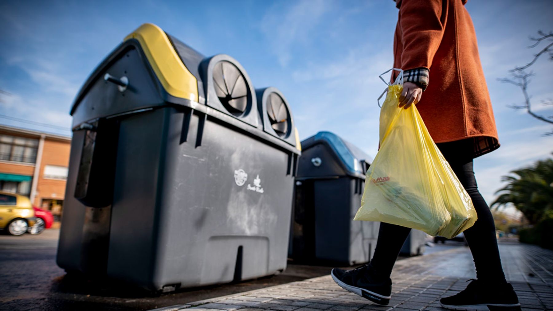 La Coruña es la última ciudad en implantar el contenedor amarillo en España.