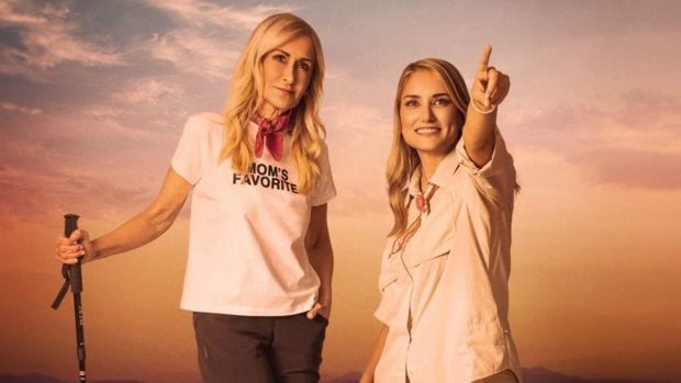 Cristina Cifuentes y Alba Carrillo en Hasta el fin del mundo. (RTVE)