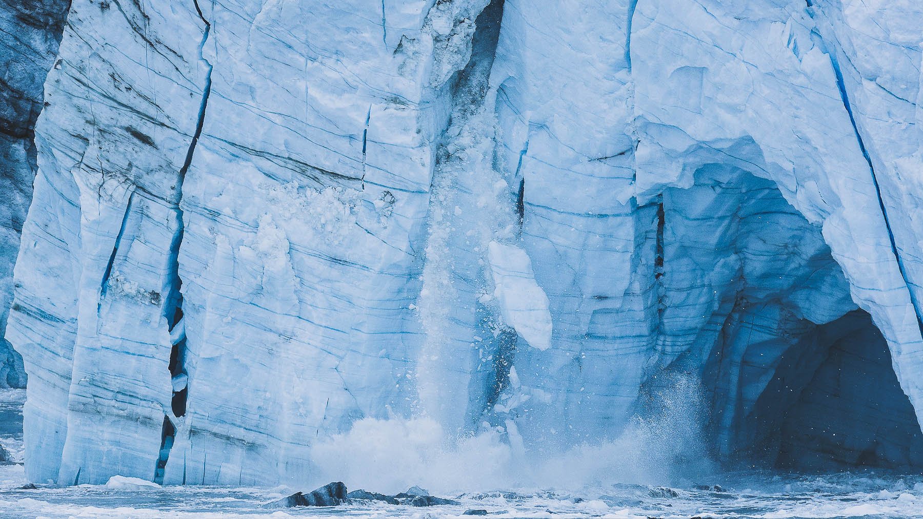 Desprendimiento de un glaciar en Alaska. Foto ilustrativa: Diego Delso en Wikimedia Commons.