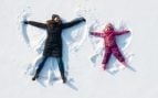 Una madre y su hija en la nieve.