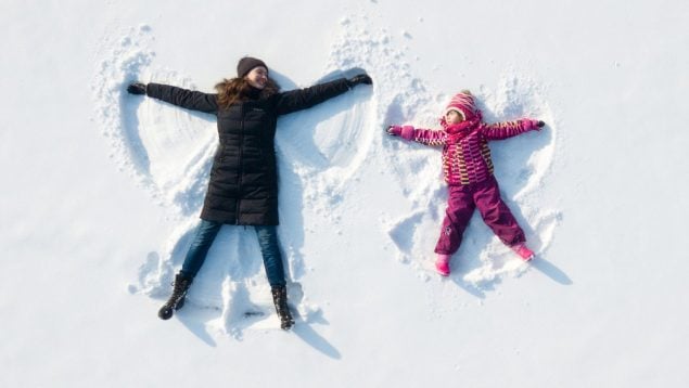 Una madre y su hija en la nieve.