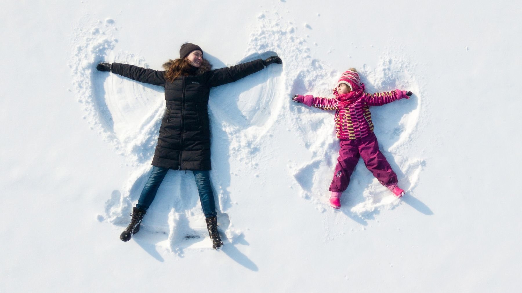 Una madre y su hija en la nieve.