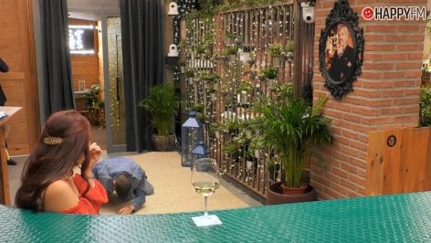 Anxo se cae en First Dates. (Mediaset)