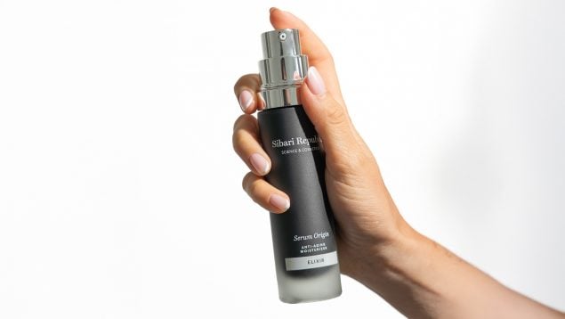 El sérum español que creó largas colas vuelve renovado y con el descuento más grande del año