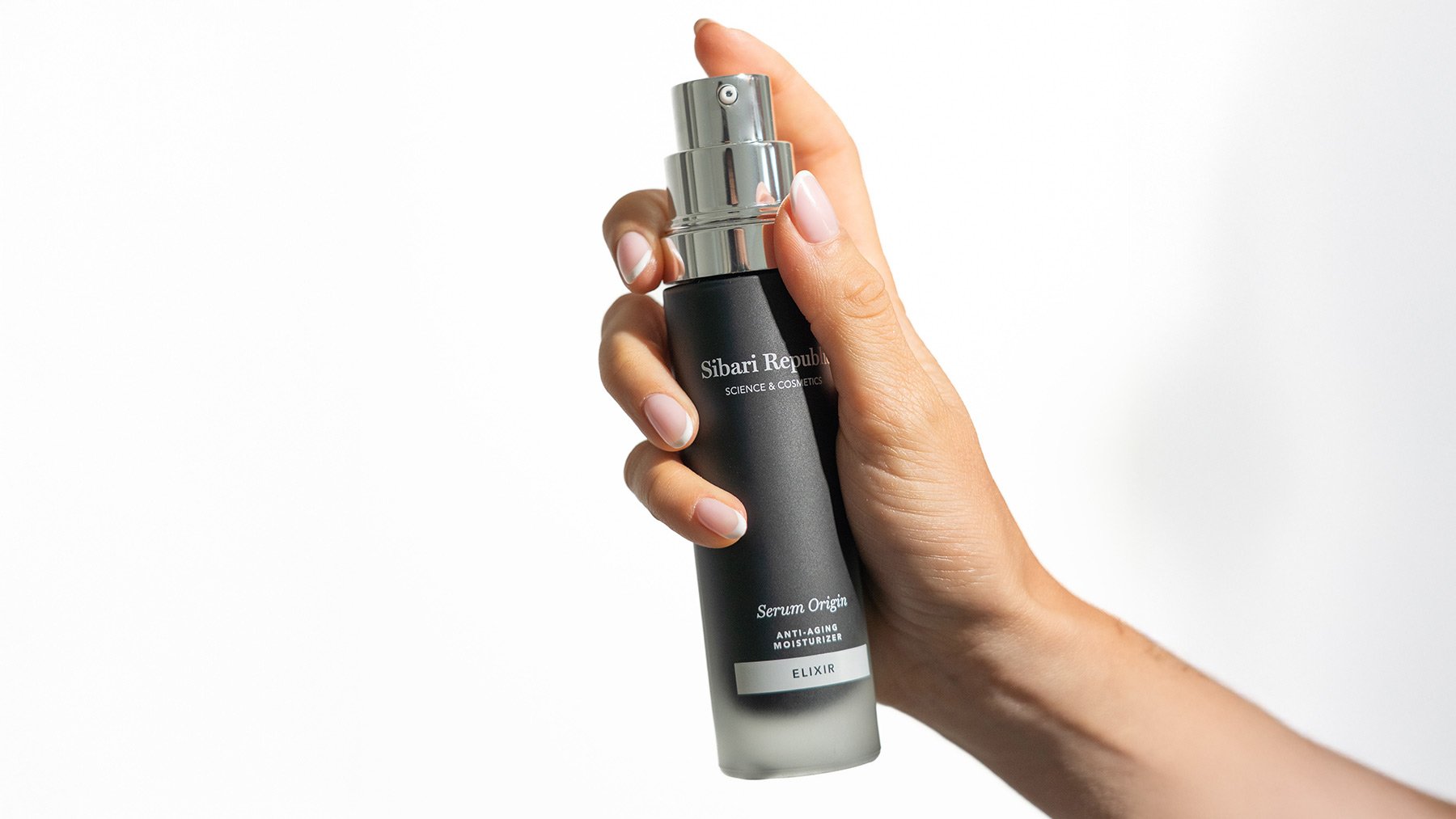 El sérum español que creó largas colas vuelve renovado y con el descuento más grande del año