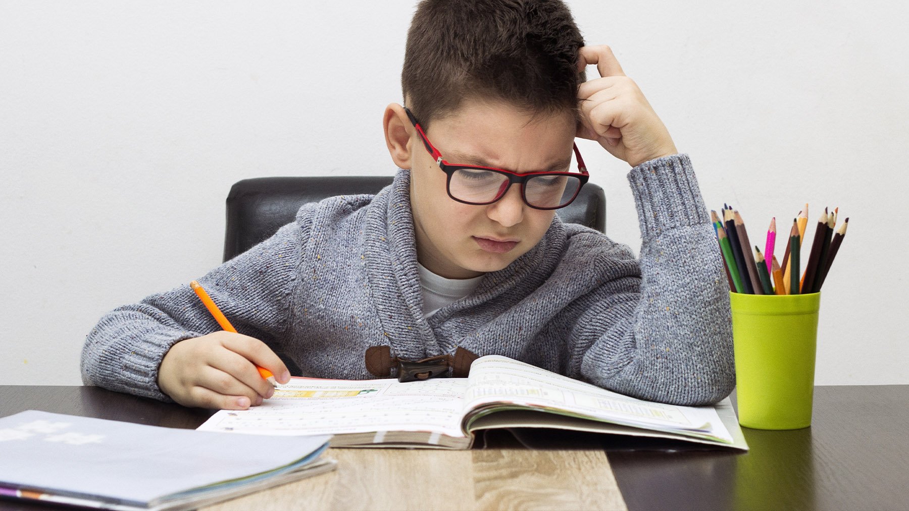Joven frustrado mientras realiza sus deberes. Foto: ilustración propia.