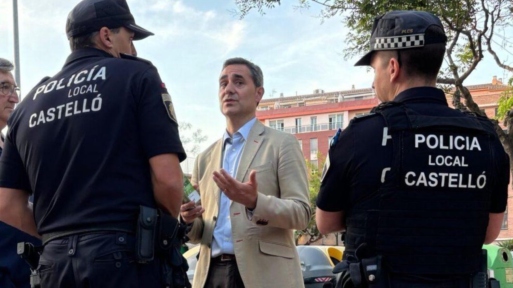 El edil de Seguridad de Castellón, Antonio Ortolá (Vox), con dos policías locales.