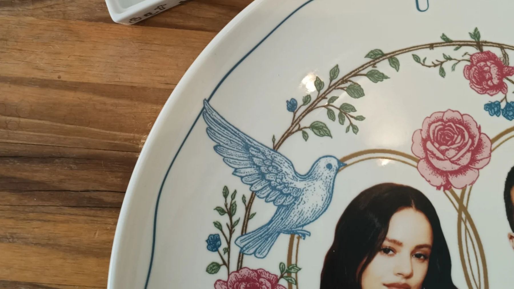 Detalle de la vajilla hecha para Rosalía. (Foto: Redes Sociales)