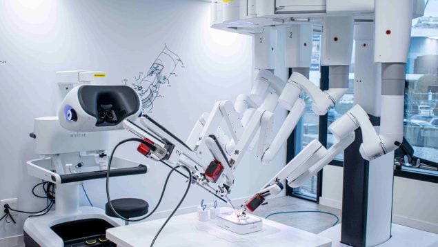 Quirónsalud incorpora en Madrid los primeros tres robots Da Vinci de última generación de España