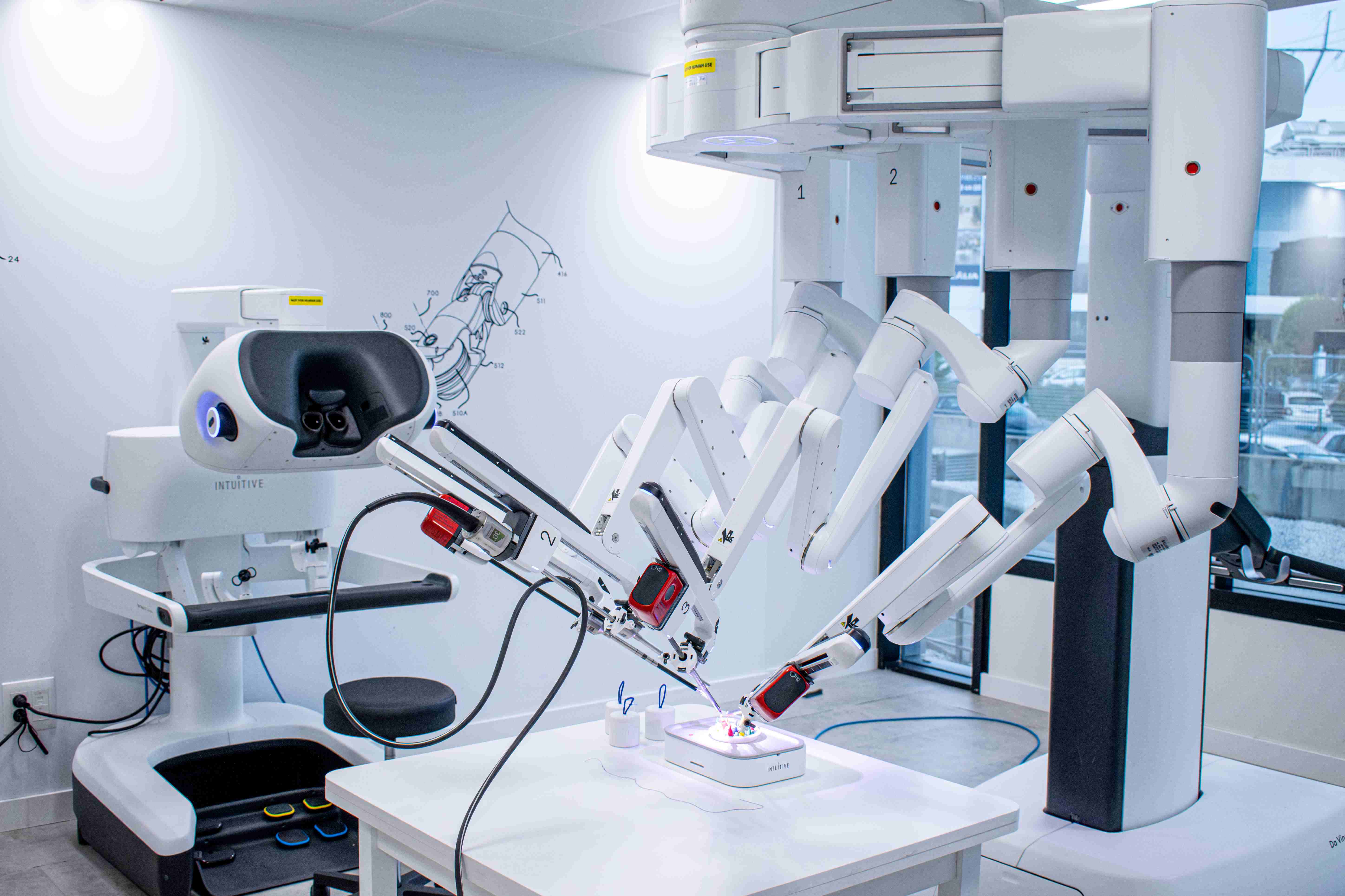 Quirónsalud incorpora en Madrid los primeros 3 robots Da Vinci de última generación de España