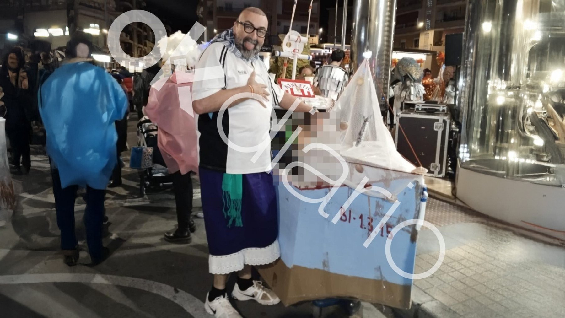 Koldo en las fiestas de Benidorm con falda aldeana, pulserita de España y una gabarra del Athletic