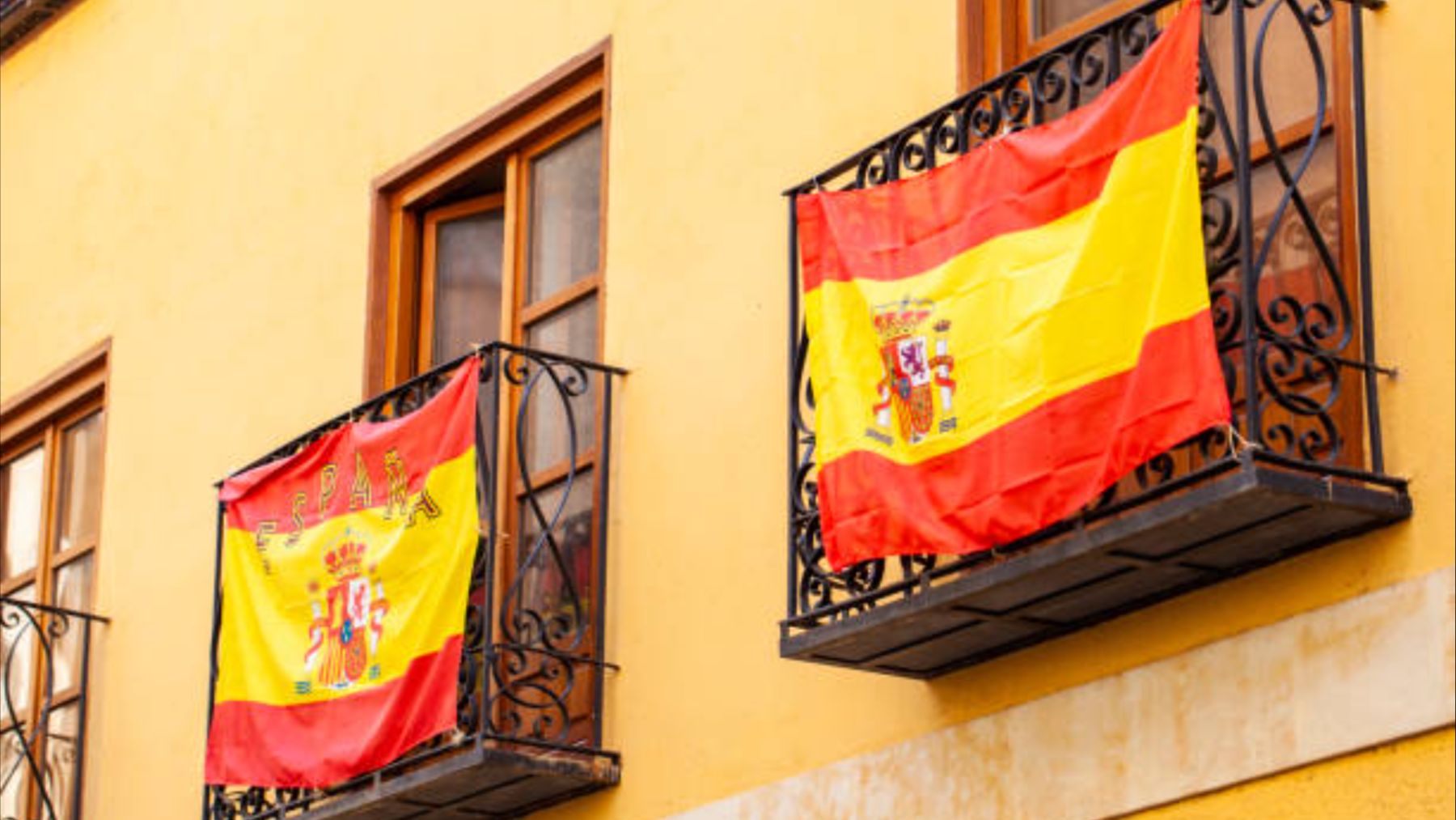 La multa puede ser histórica: lo que dice la ley de colgar la bandera de España en el balcón de tu casa