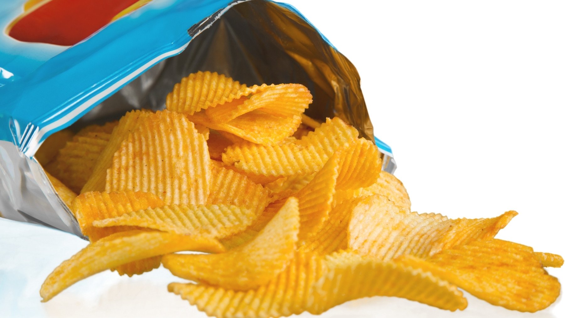 Ni una goma ni una pinza: el truco viral para cerrar una bolsa de patatas abierta y que no se estropeen