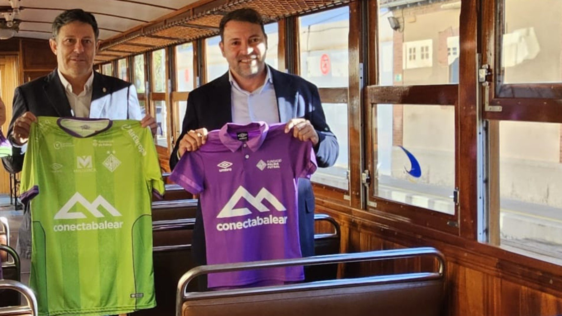 El Tren de Sóller sube a sus vagones a los aficionados del Illes Balears