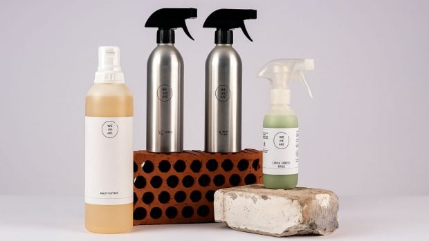 Multisuperficies y fregasuelos (botellas y esprays) de WeTKare. 